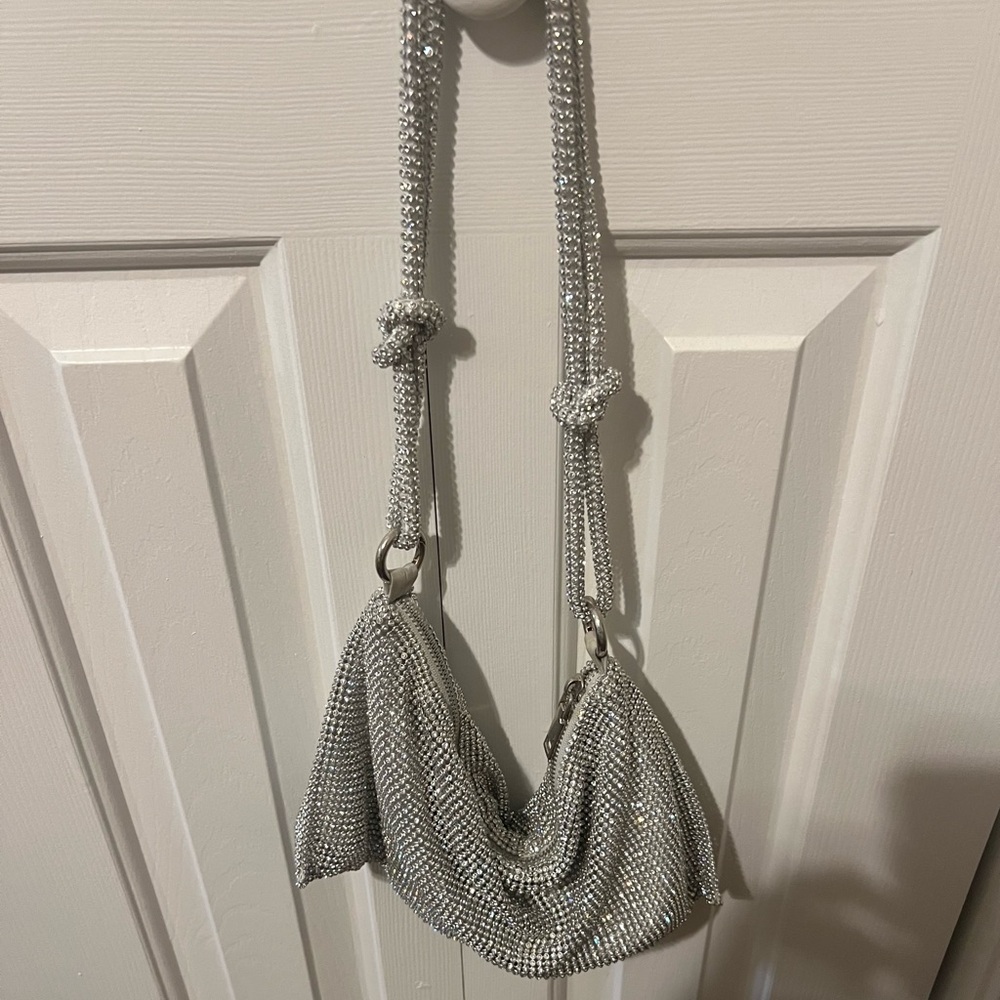 Sequin shoulder bag with zipper.